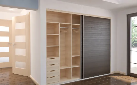 In eine Nische perfekt eingepasster Kleiderschrank