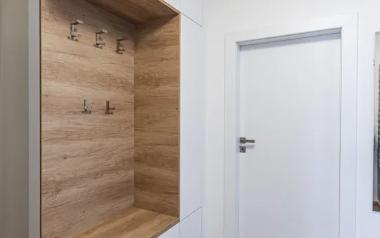 Garderobe, perfekt auf Nische abgestimmt und mit Furnier zum Boden passend