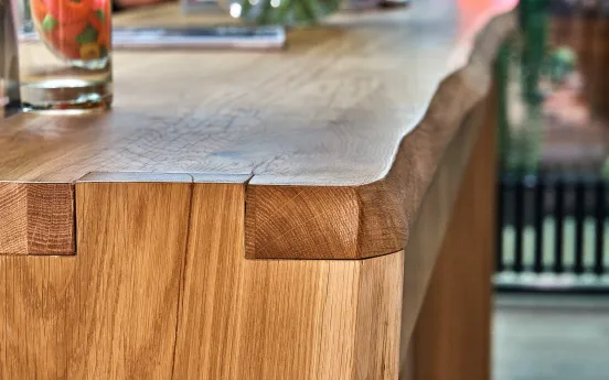 Nahaufnahme Tisch aus natürlicher Holzplatte